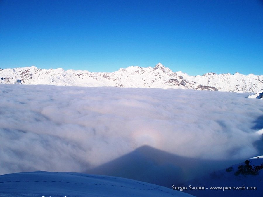 09 Il cielo è blu sopra le nuvole.JPG